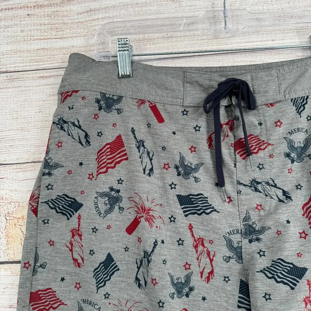 Travis Mathew USA Patriotic Flag Board Shorts Mens 36 Gray‎ Blue Red Beach